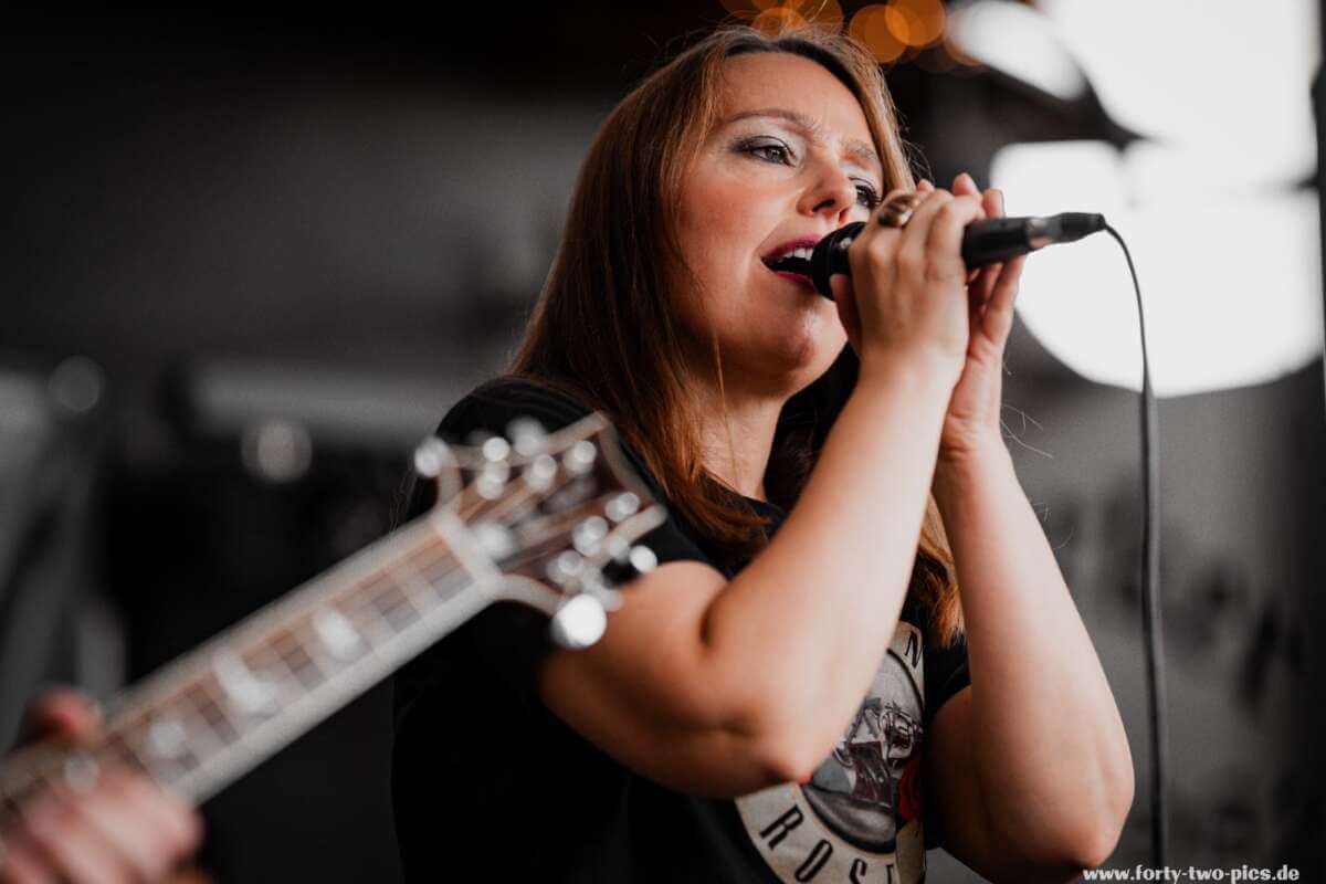 Miri, die charismatische Sängerin von MIKO ROCK, gibt mal wieder alles! | (c) MIKO ROCK