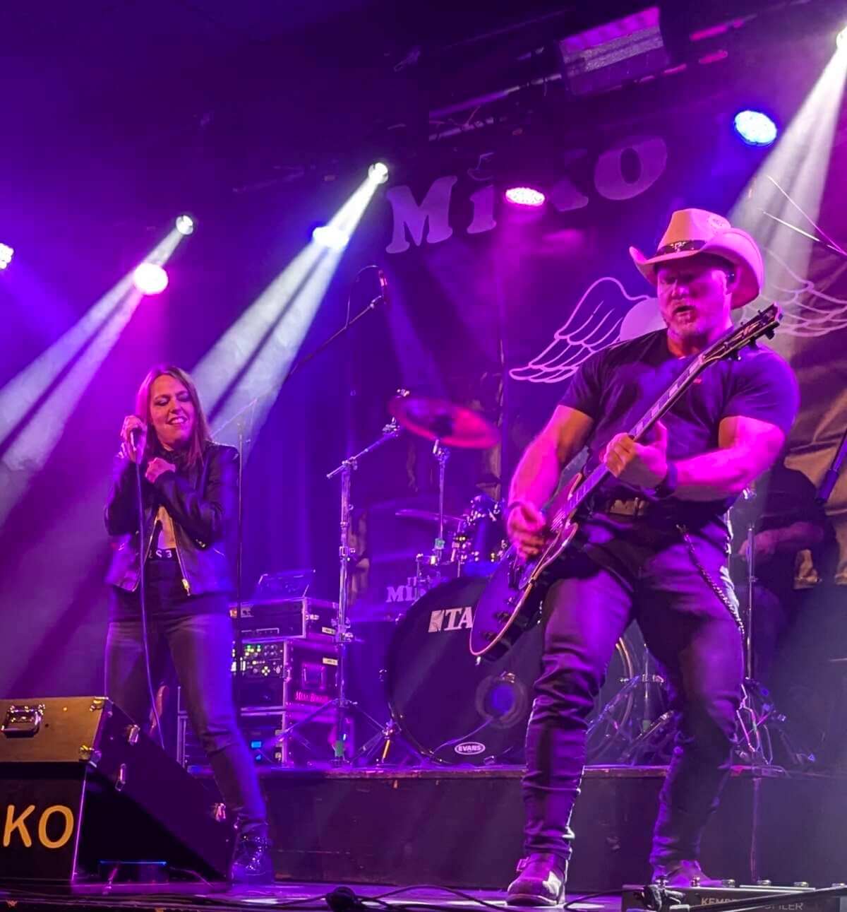 MIKO ROCK - spätestens wenn Gitarrist und Sängerin zusammen agieren, springt der Funke auch aufs Publikum über. | (c) MIKO so das zweite
