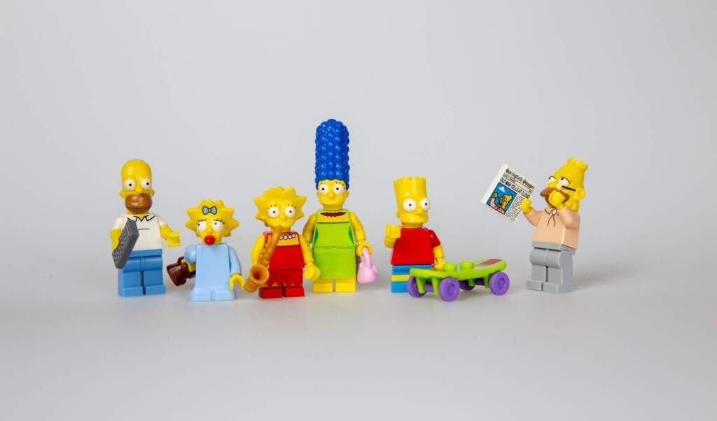 LEGO-Figuren der Simpsons-Familie auf weißem Hintergrund Simpsons Figuren | Foto von Stefan Grage auf Pixabay