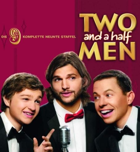 Neue, Two and a Half Men, Ashton Kutcher, Walden Schmidt, Angus T. Jones, Jon Cryer, Harper-Villa, Beach, Maibu, Warner Bros, Universal Pictures, TAHM Der Neue bei »Two and a Half Men«: Ashton Kutcher (m.) als Walden Schmidt. Gemeinsam mit Angus T. Jones (l.) und Jon Cryer (r.) bewohnt er nun die Harper-Villa am Beach von Maibu. | (c) Warner Bros (Universal Pictures)