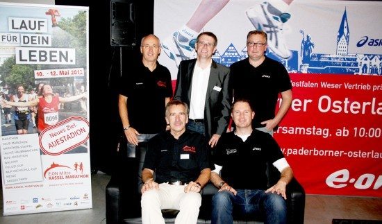 Gemeinsam unterwegs: (unten links) Winfried Aufenanger (Veranstalter E.ON Mitte Kassel Marathon), Christian Stork (Organisationsleiter Paderborner Osterlauf), (oben von links) Jürgen Plaum (Kassel), Hans-Joachim Meier und Mathias Vetter (Paderborn). Foto Katja Finke/foreward!