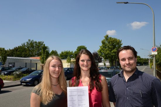 (v.l.) Die beiden Studentinnen Lena Zingraff und Anastasia Völker mit dem Fragenbogen und Dr. Andreas Bielawny von der brandenburg gmbh in der Goerdelerstraße, deren Lampen bereits mit der LED-Technik ausgestattet sind.