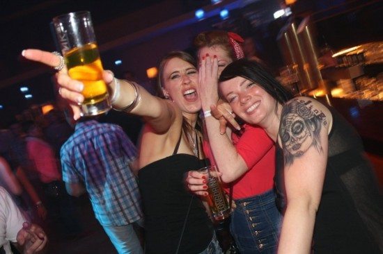 Party-Girls im Sunset: Hier bei den Discoboys! Party-Girls im Sunset: Hier bei den Discoboys!
