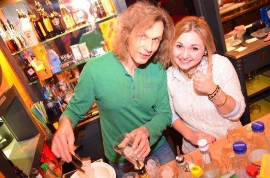 Kuba, Warburg-Welda, Club, Disco, Kneipe, Events, Musik, Kultur Wie man ihn kennt und liebt: "El Jefe" Hacky (links im Bild) bei der Arbeit an der Theke im Kuba in Welda.
