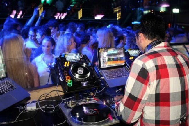 An diesem Club kommt man nicht vorbei, wenn man in Paderborn ordentlich feiern möchte: Die Residenz lädt im November 2022 zu ihrem 20. Jubiläum ein! | (c) Residenz Paderborn