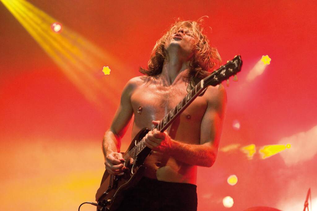 Rock-Gitarrist spielt leidenschaftlich auf Bühne mit rotem Licht Auch in diesem Jahr wird die AC/DC-Tribute-Band Barock wieder in der Stadthalle Beverungen rocken!