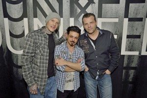Mike Freidank mit seinen Tättowierern Mehdi und Christian.