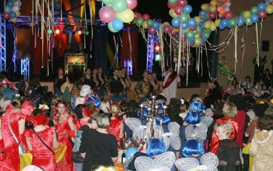 Ausgelassene Stimmung und eine farbenfroh geschmückte Stadthalle – darauf können sich die Besucher auch in diesem Jahr freuen.