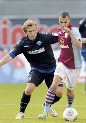 Letzte Station Aufstieg? Markus Krösche (hier im Freundschaftsspiel gegen Aston Villa) beendet am Ende der Saison 2013/14 seine aktive Karriere und könnte sie mit dem Aufstieg krönen! Danach wird er die Paderborner U23 trainieren.