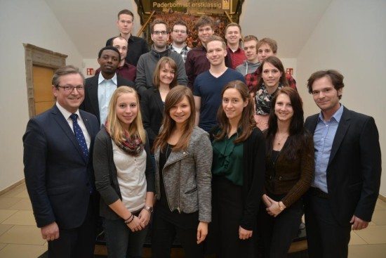 Beschreibung: Bürgermeister Michael Dreier mit den Stipendiaten des Studienfonds OWL. Bildrechte: Stadt Paderborn Fotograf: Daniel Höing