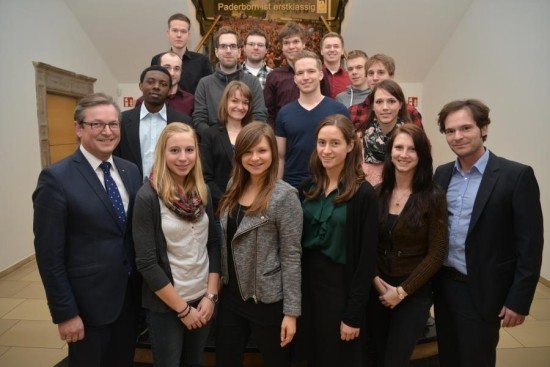 Beschreibung: Bürgermeister Michael Dreier mit den Stipendiaten des Studienfonds OWL.   Bildrechte: Stadt Paderborn   Fotograf: Daniel Höing