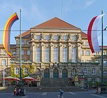 So friedlich bleibt es am Kasseler Rathaus nicht - die Narren haben es ins Visier genommen.