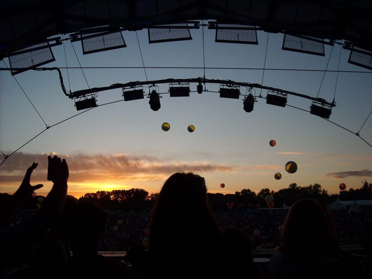Ein Sonnenuntergang gesehen von einer Openairbühne, Tanz in den Mai, 2025, Walpurgisnacht Feiern unter freiem Himmel, um den Wonnemonat Mai zu begrüßen: Wer ist dabei beim »Tanz in den Mai 2024«? | (c) pixabay