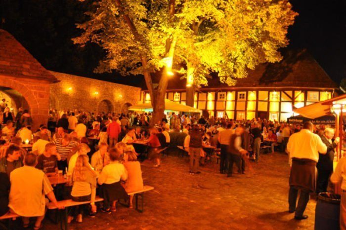40 Jahre Burgfest Dringenberg – Jubiläum am 01. August 2015 Burghof_Abend_Burg_Dringenberg
