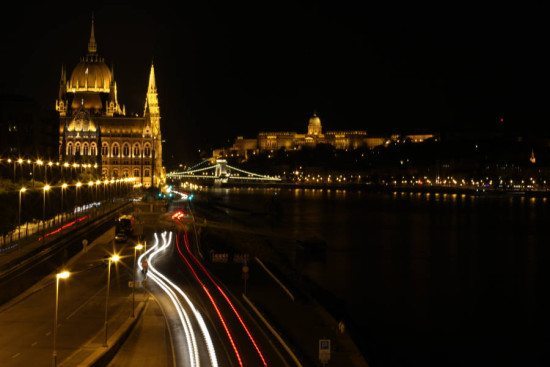 Links Regierungspalast. Von der Margarethenbrücke aus