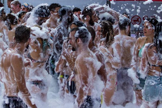 Schaumparty - es gibt aber auch richtige Duschen mit Einzelkabinen und Warmwasser