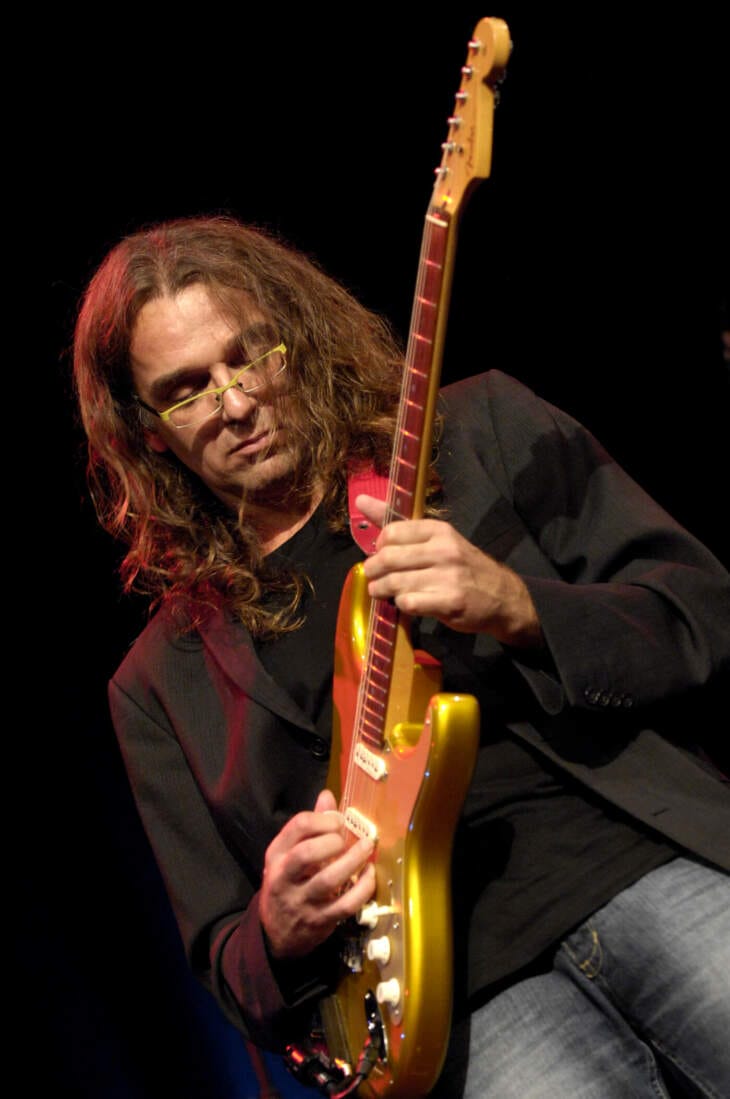 Ein Mann mit langen Haaren und gelbe Brille spielt auf einer goldenen E-Gitarre, Gitarrenfestival Edersee 2024, Peter Autschbach Peter Autschbach kommt zum Gitarrenfestival Edersee 2024 | (c) Pollert 2008