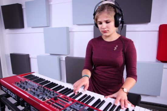 Musikerin am Keyboard