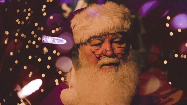 Weihnachtsmann oder Christkind? Weihnachts-Fakten: Was sind die beliebtesten Weihnachtsfilme? Warum schenkt man sich was zu Weihnachten? Wir haben die Antworten für Euch!
