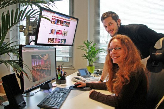 Katharina Postert und Kai-Daniel Schmidt zeigen die neue Homepage der Residenz in Höxter.