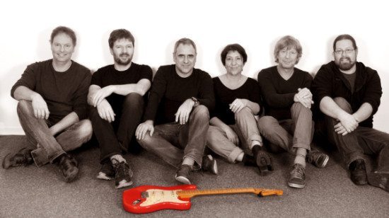 Die rote Stratocaster ist selbstverständlich auch dabei: Die Mark Knopfler Tribute Band