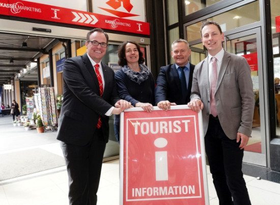 von links: Leif Niklas Wulf, Leiter Bahnhofsmanagement Kassel DB Station&Service AG Eva Stappert, Tourist- und Kurinformation Bad Wilhelmshöhe der Kassel Marketing GmbH Andreas Bilo, Geschäftsführer der Kassel Marketing GmbH Hubert Henselmann, Bereichsleiter Tourismus der Kassel Marketing GmbH