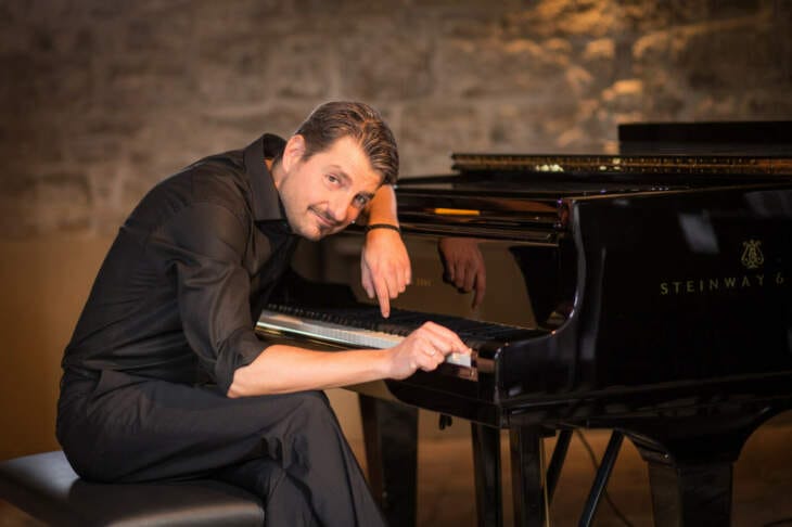 Felix Reuter - Mit so einer charismatischen Ausstrahlung kann man Klavierkunst auch mit Plaudern verbinden!