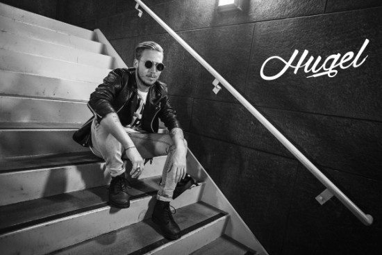 Der Franzose Florent Hugel hat mit Jasmine Thompson ihren neuen Song „Where We Belong“ produziert, kommt mit seinem Hit „Coming Home“ zur planet radio party attack am 21. Mai nach Herborn. Foto: Warner