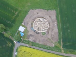 Die Holsterburg aus der Luft zum Beginn der neuen Grabungssaison. Foto: LWL/R. Klostermann