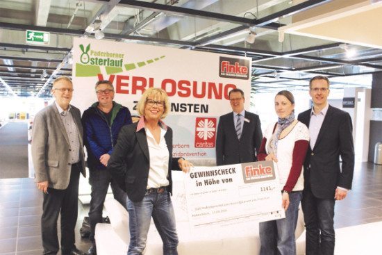 Bild: v.l. Friedhelm Hake (Caritas Paderborn), Mathias Vetter (Geschäftsführer SC GW), Rosi Aschenbrenner, Rudolf Boedeker (Hausleiter Möbel Finke), Carina Groppe (U25), Mike Woelke