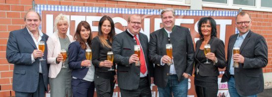 Auf dem Foto von links nach rechts: Edgar Müller (Licher Brauerei), Carmen Meyer (Förstina) Patricia Reiner und Natalie Fröhlich (Seven Days), Schirmherr Stephan Paule (Bürgermeister), Christian Schmidt und Birgit Decher (Hessenhalle), Martin Hank (Oberhessische Zeitung) (Foto: Sabrina Geisel für Veranstalter)