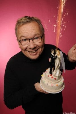 Bereit zum Feiern: Bernd Stelter steht kurz vor seiner Silberhochzeit und macht sich in seinem neuen Programm so seine Gedanken über die Ehe. Foto: Manfred Esser