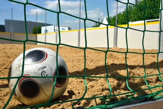 Strandfeeling und Fußballfieber vor dem Autohaus: Es ist wieder soweit - ein erneuter Wettkampf im Sand! Strandfeeling und Fußballfieber vor dem Autohaus: Es ist wieder soweit - ein erneuter Wettkampf im Sand!