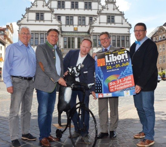 Freuen sich auf Libori 2016: (v. l.): Marktmeister Rudi Totzeck, der Vorsitzende der Schaustellervereinigung Paderborn, Hans-Otto Bröckling, Stefan Hermanns vom städtischen Kulturamt, Bürgermeister Michael Dreier und Thomas Throenle, stellvertretender Pressesprecher des Erzbischöflichen Generalvikariats.   Bildrechte: Stadt Paderborn   Fotograf: Katharina Multhaupt