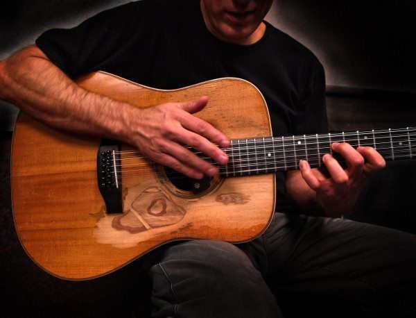 Gitarrenfestival Edersee: Gemeinsames Kulturprojekt der Orte in der Region Lässt seine Saitenmagie beim Abschlusskonzert spielen: Neil Jacobs