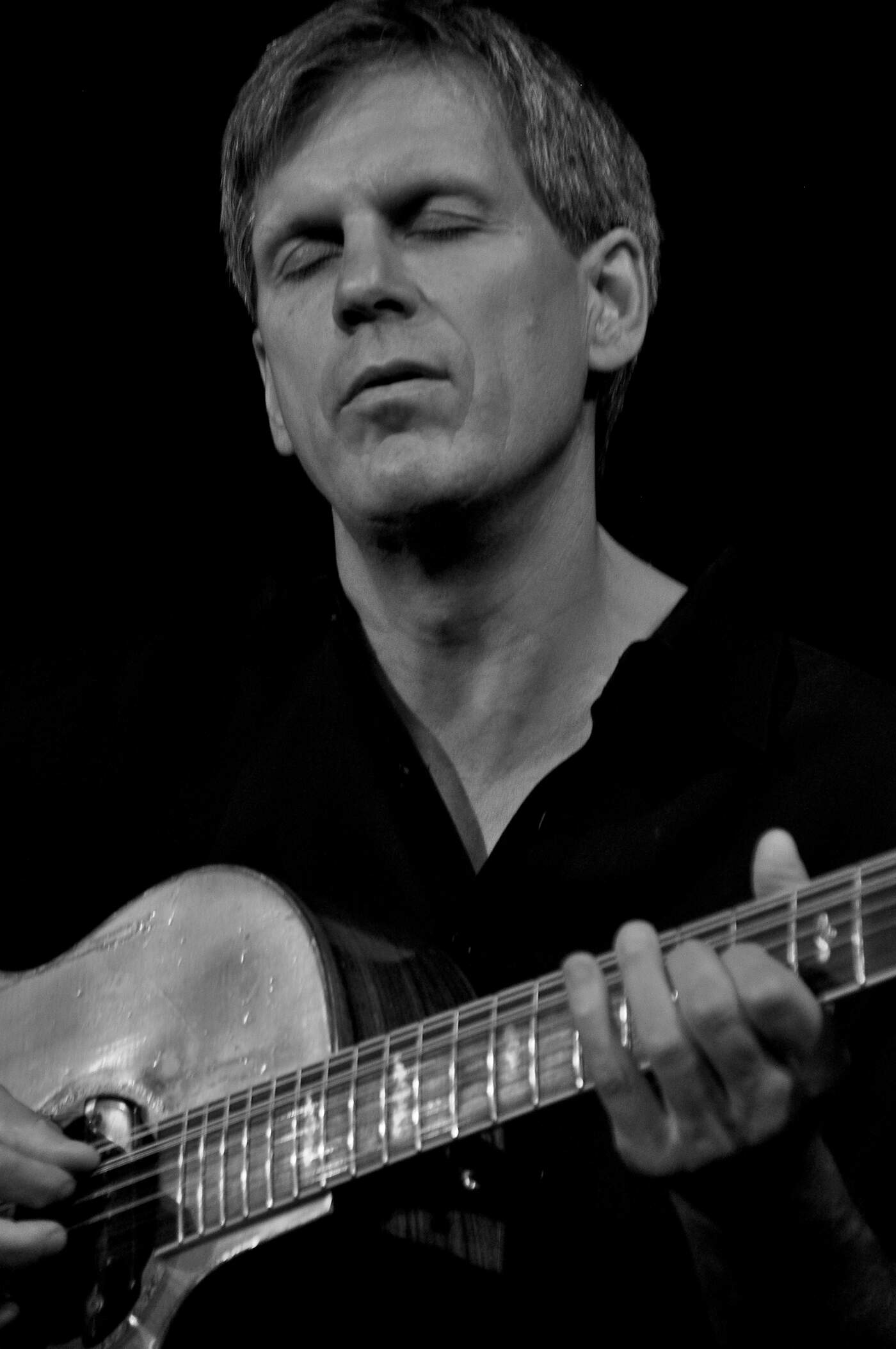 Ein Mann hat die Augen zu und spielt auf einer Gitarre, Gitarrenfestival Edersee Lässt seine Saitenmagie beim Abschlusskonzert des Gitarrenfestival Edersee spielen: Neil Jacobs
