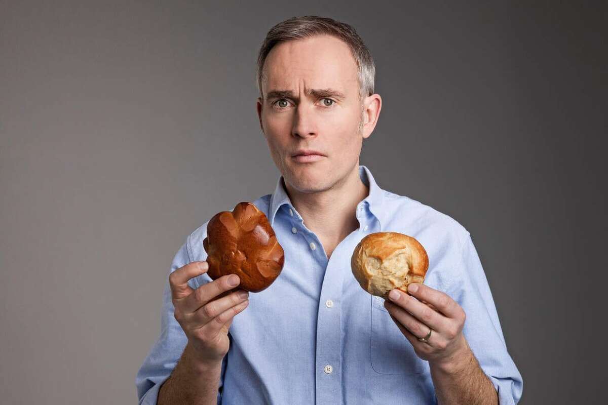 Milchbrötchenrechnung hieß das letzte Live-Programm des nachhaltigstem Komiker und Kabarettisten: Mit »Wer Pläne macht wird ausgelacht« ist Johann König jetzt auf Tour | (Foto: Boris Breuer)