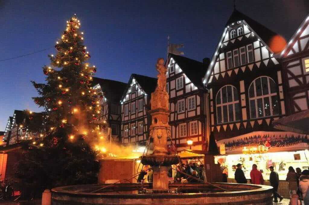 Stimmungsvoller Weihnachtsmarkt mit beleuchtetem Baum und Fachwerkhäusern am Abend, Weihnachtsmarkt, Fritzlar, Weihnachtsmärkte, Nähe Der Fritzlarer Weihnachtsmarkt auf dem Marktplatz - nur einer der Weihnachtsmärkte der Region | (c) Foto: Peter Zerhau