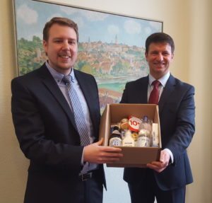 (V.l.): Wirtschaftsförderer Sören Spönlein und Bürgermeister Michael Stickeln zeigen einen Einblick in das Neubürgerpaket!