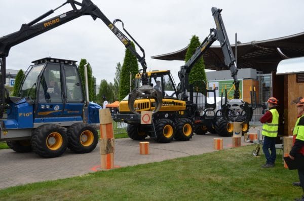Bad Zwesten feiert 1200 jähriges Jubiläum und bietet ein spektakuläres Spaß-Programm Spannende Unterhaltung und sportliche Wettkämpfe: Anlässlich des 1200 jährigen Jubiläums von Bad Zwesten findet am Samstag, 26. August 2017, 10 Uhr, die Hessische Forwardermeisterschaft statt. Die besten Piloten aus Hessen steuern ihre riesigen, bis zu 30 Tonnen schweren Hightech-Fahrzeuge durch enge Gassen und manövrieren sich elegant an dicken Baumstämmen vorbei.