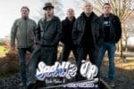 Hand- und stimmgemachte Musik aus den Charts vergangener Zeiten präsentieren „Saddle Up“.