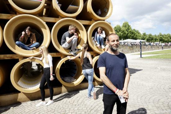 Hiwa K im Vordergrund: Produktdesignstudenten der Kunsthochschule Kassel (im Hintergrund) bauten die Röhren zu „Wohnungen“ aus. 