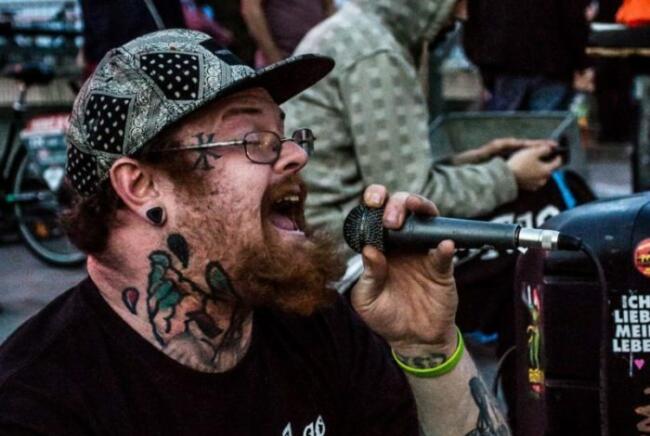 Von den Straßen der Hauptstadt in die Innenstadt Korbachs: Der Berliner Rapper Infidelix ist in der Metropole mittlerweile eine echte Legende der Straßenmusik. | (c) Infidelix