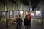 Kinder entdecken Geschichte Kinder tauchen mit den märchenhaften Dioramen von Alexej Tchernyi in die papierene Welt des Deutschen Wörterbuchs ein. © GRIMMWELT Kassel, Foto: Nikolaus Frank