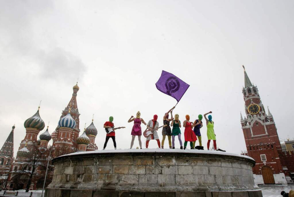 Für Feminismus und Bürgerrechte setzt sich die russische Band Pussy Riot ein. Im April treten Putins Feindinnen in der Goldgrube in Kassel auf. | (c) Denis Sinyakov