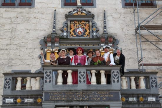 Mündener Stadtführergilde vor Rathausportal