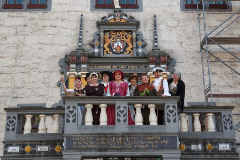 Hunger, Krieg und Beulenpest: Der Dreißigjährige Krieg in Münden Mündener Stadtführergilde vor Rathausportal