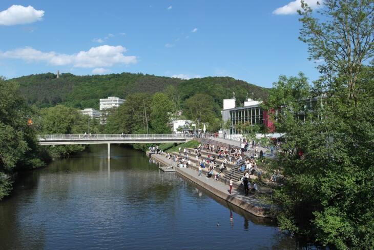 Das Marburger Hafenfest am Lahnufer erwartet auch 2022 wieder ein großes Publikum. Dabei findet die zweite Hälfte des Stadtfestes am Pfingstwochenende statt. | (c) Stadt Marburg