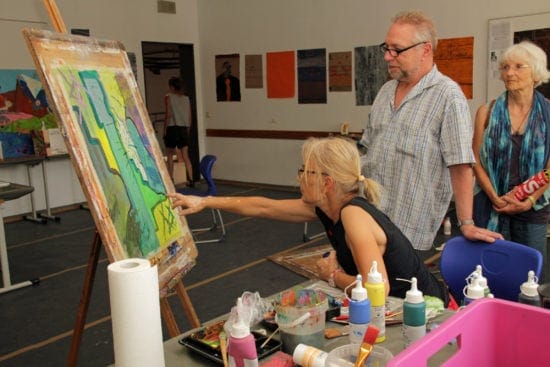 3_Sommerakademie 2018 Atellierrundgang Foto Stadt Marburg, i. A. Heiko Krause_klein Breitwillig erläuterten die Künstlerinnen und Künstler beim Freien Malen ihre Werke
