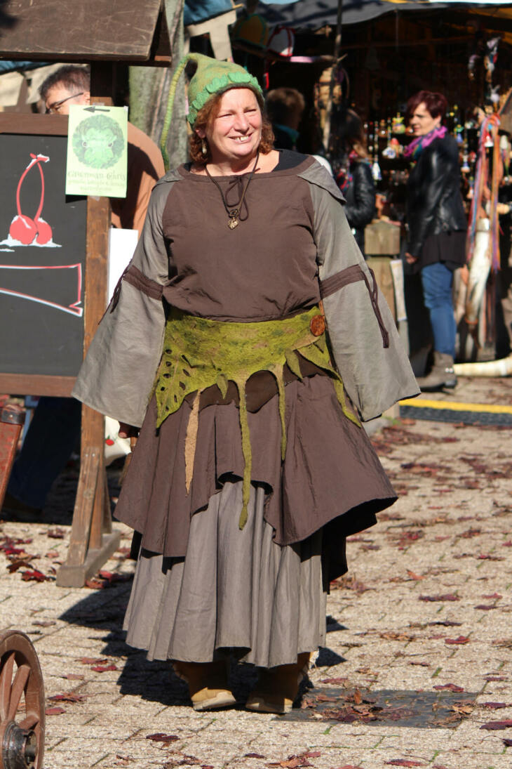 Marktweib beim Mittelalterlichen Markt in Korbach